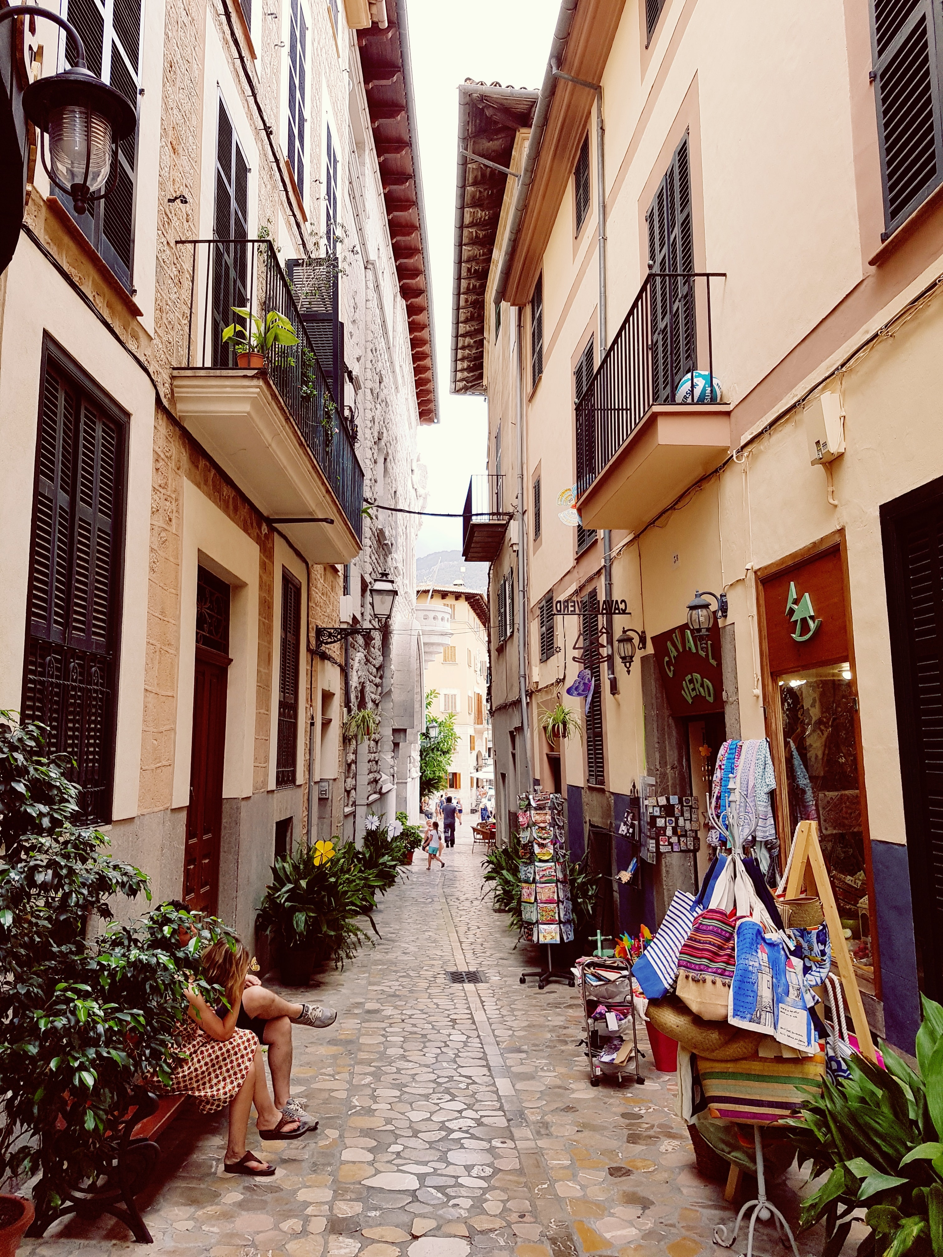 architecture-balcony-buildings-723465