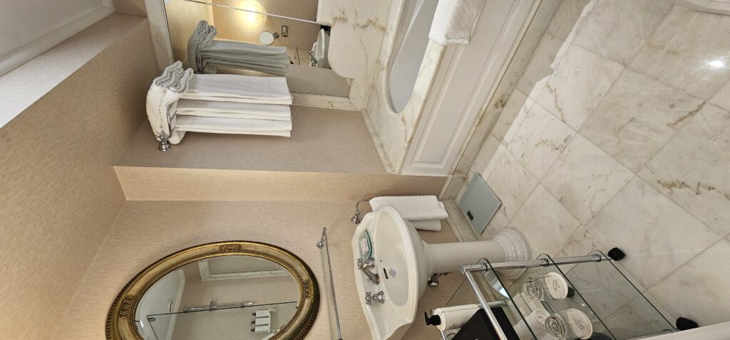 King George Hotel - my bathroom